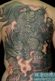 Tajno značenje seta tetovaže na leđima