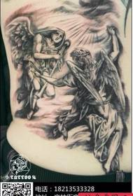 Um padrão de tatuagem de anjo nas costas é compartilhado pelo show de tatuagem