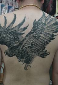 Tatuagem de asas Dapeng dominante e vazando nas costas