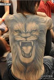Tatuiruočių demonstravimo paveikslėlis, kad galėtumėte rekomenduoti madą, kuriame vyrauja visa nugaros liūto tatuiruotė