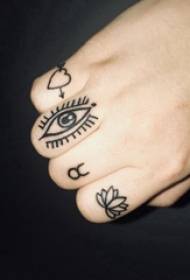 Tatuering finger flicka finger på öga och blomma tatuering bild