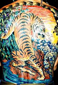 横暴な上り坂の虎のタトゥー