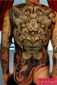 Bizkarrez betetako Tang lehoiaren tatuaje tradizionala