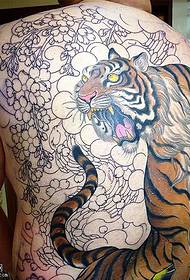 Úplný chrbát tetovacieho vzoru horských tigrov