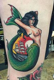Padrão de tatuagem de sereia pintada na coxa