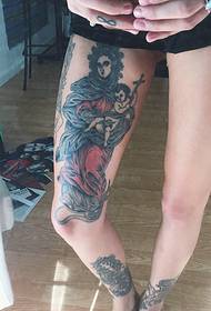 Танг Иун на нози богиње која држи тетоважу бебиног тотема