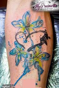 Črnilo s cvetnim tatoo na nogi