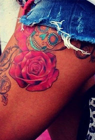 I-Thigh taro ngephethini ye-rose tattoo