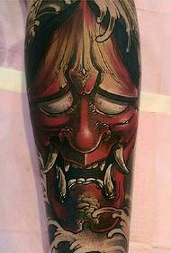 noga crveno-aromatizirana slika crvene tetovaže