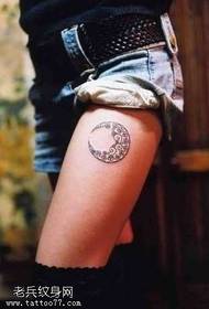 Padrão de tatuagem única perna crescente