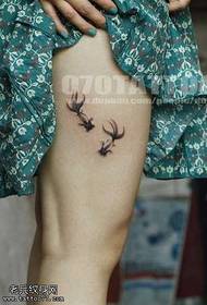 patrón de tatuaje de Goldfish en blanco y negro de pierna