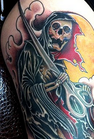 Morto-tatuaje-ŝablono kun tondilo sur la femuro