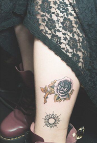 Moda pernas apenas lindas olhando rosas tatuagem fotos