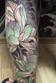 ben täckt med färgade lotus tatueringsbilder
