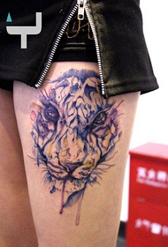skaistuma augšstilbi uz krāsainām līnijām tīģera galvas tetovējums