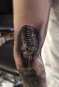 Vzor tetování stehenní inkoustový mikrofon