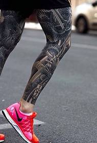 Rruga has në këmbë modelin e tatuazheve të këmbëve përsëri në shkallën ekstreme të lartë