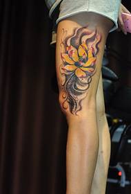 perna patrón de tatuaxe de loto amarelo