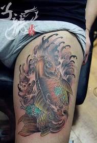 Kineski tradicionalni uzorak koi tetovaža na bedru