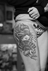 tatuaggio in bianco e nero della geisha giapponese sexy della coscia