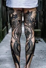 всегда хочется взглянуть на ногу черно-белая тотемная татуировка
