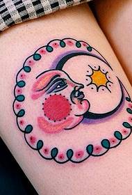 Moteriškos kojos Mėnulio tatuiruotės modelis