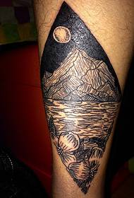 Gyönyörű víz táj totem tetoválás a lábán
