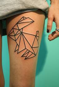 ženska origami tetovaža na ženskom bedru