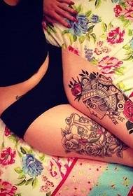女性双腿漂亮的彩绘纹身图案