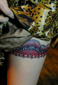 žensko stegno seksi trend čipke tatoo