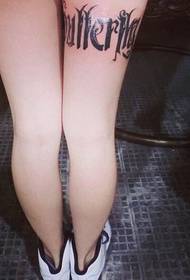 Elegancki angielski tatuaż na seksownych długich nogach