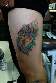 Stehno roztomilé včelí tetování vzor
