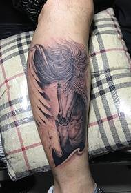 Слика на црно-сива коњска тетоважа на уметноста за личност на нозете