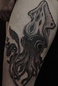 Tattoo ເທິງ calf ເບິ່ງຄ້າຍຄືກັບຮູບແບບ octopus