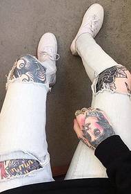 подходящ за варварски модни снимки на татуировки на крака на цветя