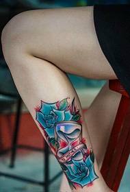 Femeie picioare cu clepsidră Tatuaj roz