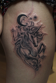 mudellu di tatuaggi di unicorniu di a perna