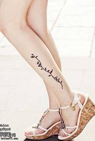 Prekrasan uzorak tetovaže cvjetne loze na nogama