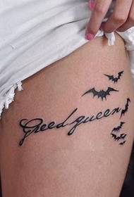 лијепо изгледајућа енглеска слова и тетоваже шишмиша на бедрима 39174-секси чипкана тетоважа