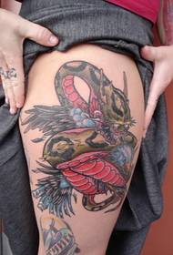 kobieta moda trend noga wąż tatuaż