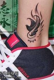 Padrão de tatuagem de pombo pequeno perna