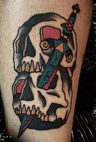 Noga naslikana uzorak tetovaža bodeža