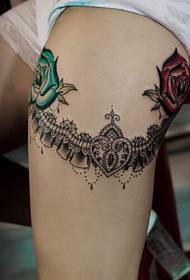 kvinne ben blonder rose tatovering bilde