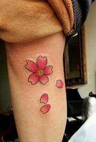 Lite frisk blomster tatoveringsbilde av leggen er fantastisk
