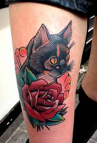 corak pupu bocah wadon nganggo pola tato mawar lan kucing