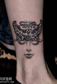 Bellissimo disegno del tatuaggio sulle gambe