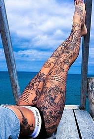 dlhé nohy dievčenský kvetinový vzor tetovania nôh