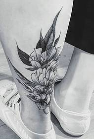 leg flower tattooobraz moda niski klucz