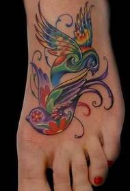 Două tatuaje frumoase de păsări pe picioare
