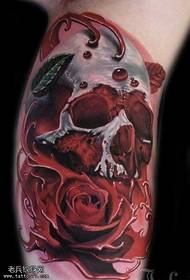 Picioarele modelului tatuaj de trandafir viclean